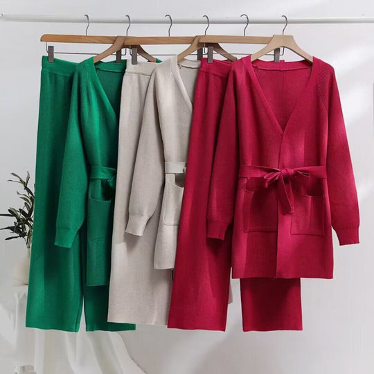 Damen modisches Strick-Lounge-Set mit Bindegürtel und praktischen Taschen EB
