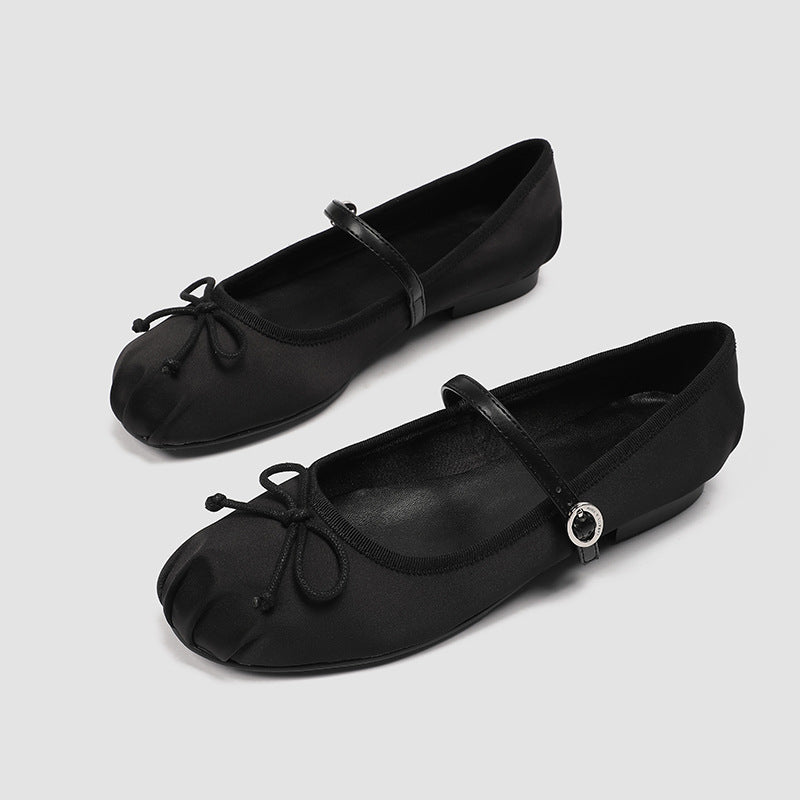 Damen Ballerinas mit verstellbarem Riemen und satinierter Oberfläche EB