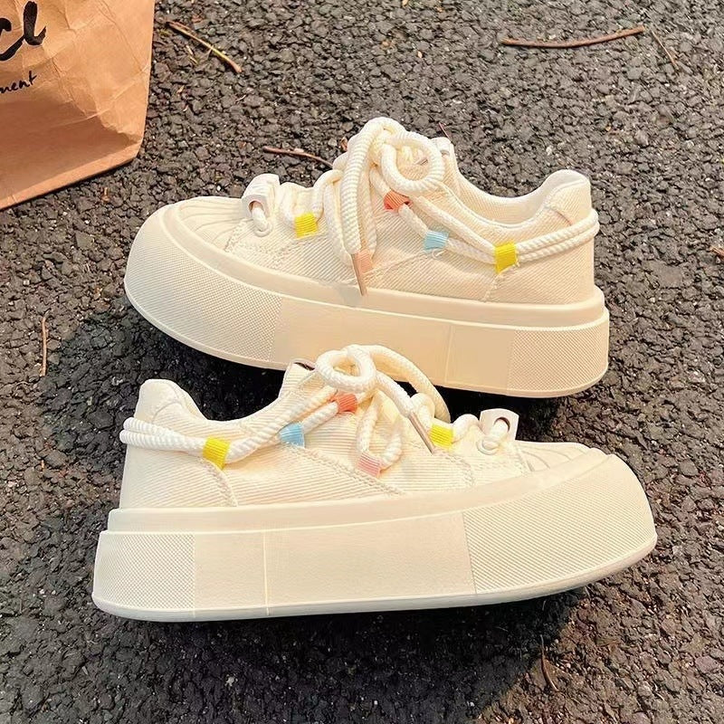 Damen Sportliche Plateau-Sneaker mit farbenfrohen Akzenten und robustem Obermaterial EB