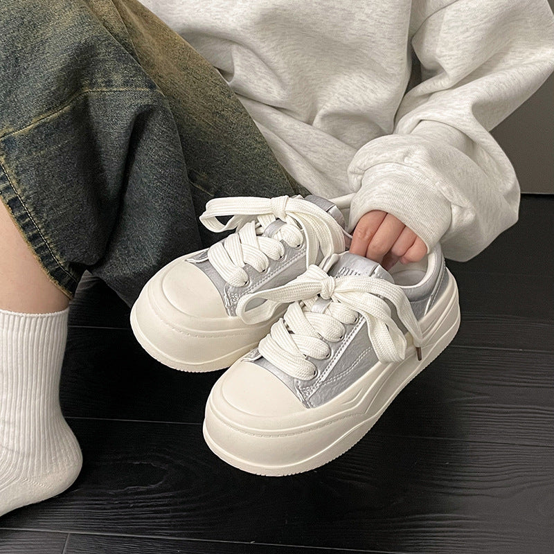 Damen Plateau Sneakers mit metallisch-glänzender Oberfläche und robustem Sohlenprofil EB