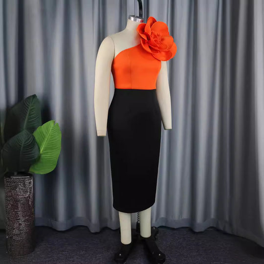 Damen figurbetontes Kleid mit asymmetrischem Blumenakzent EB