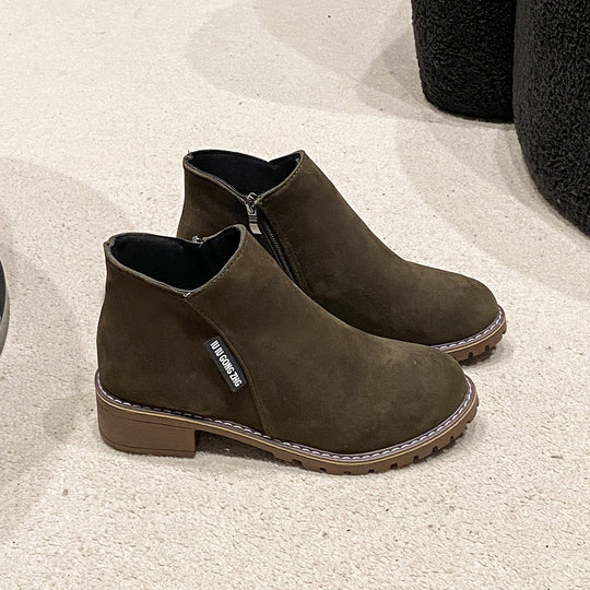 Damen nan kurze Reißverschluss-Stiefelette aus Veloursoptik mit profiliertem Traktorsohlensystem und gepolstertem Komfortfutter EB