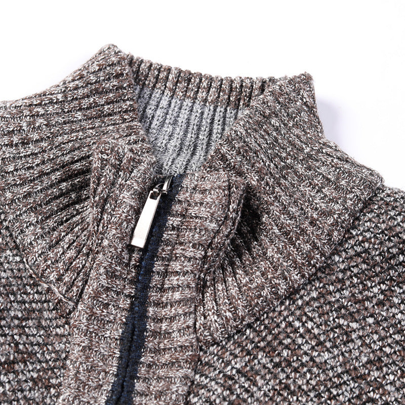 Herren modische Strickjacke mit hochgeschlossenem Kragen und praktischen Taschen EB