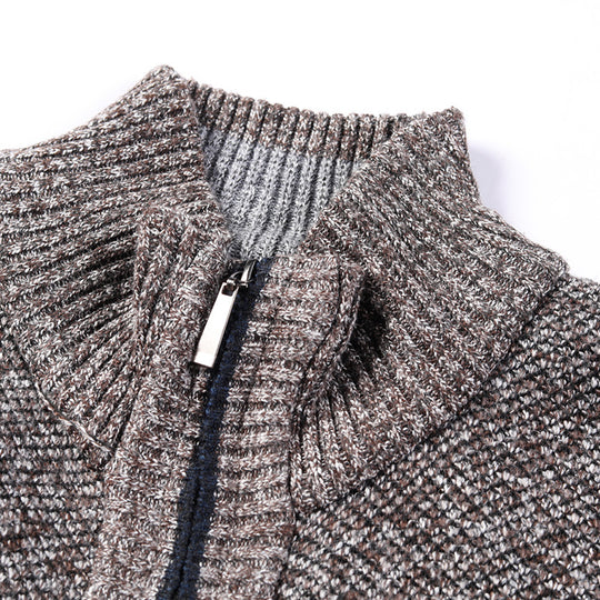 Herren modische Strickjacke mit hochgeschlossenem Kragen und praktischen Taschen EB