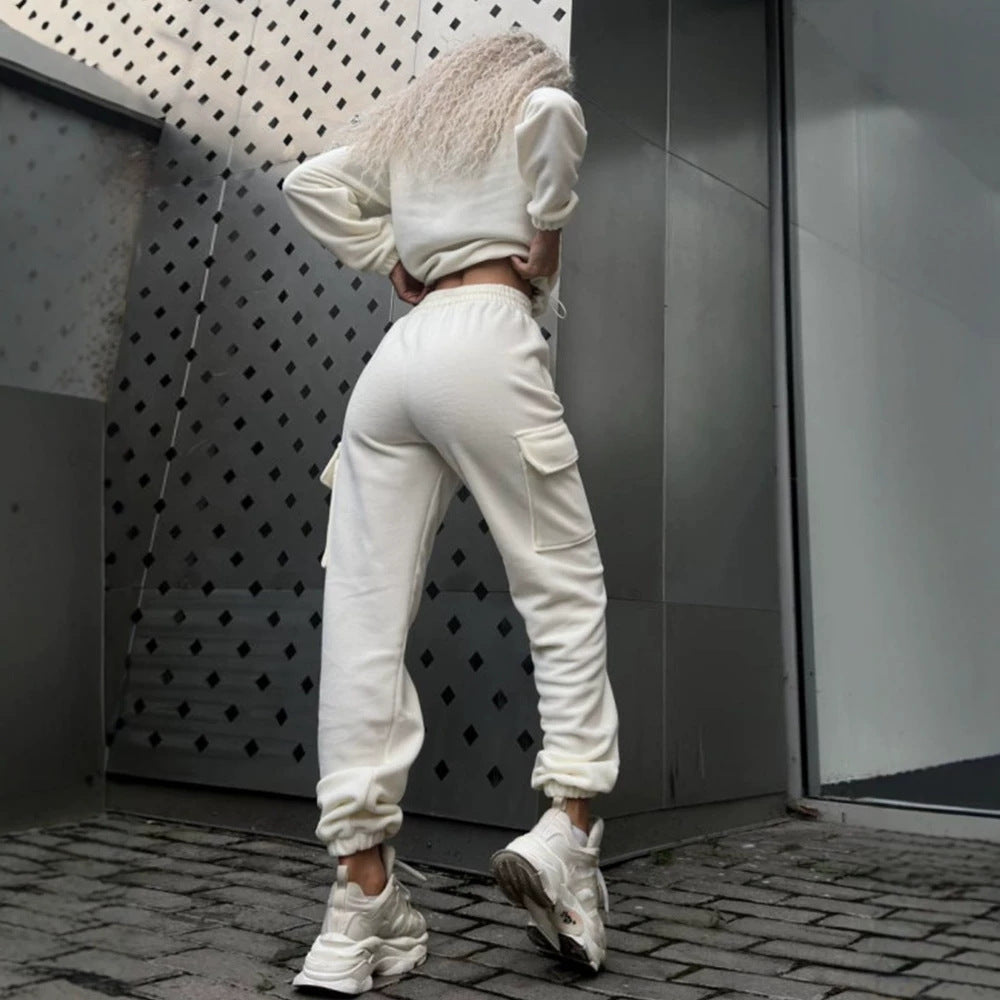 Damen sportlich-elegantes Lounge-Set aus schwerem Baumwollfleece mit Stehkragen, Kängurutasche und Cargo-Beintasche Eichborn Berlin