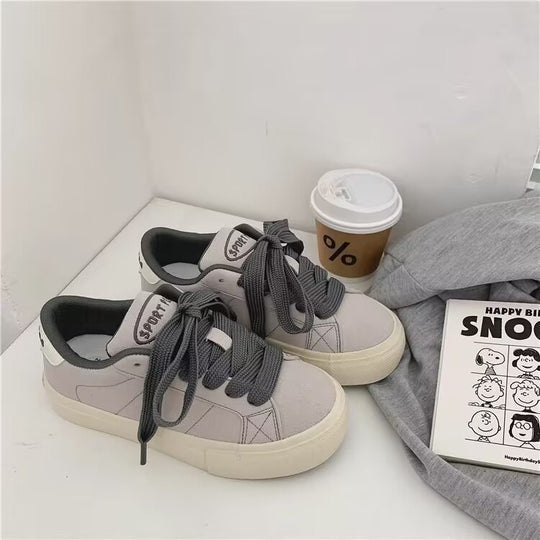 Damen Sportliche Sneakers aus hochwertigem Wildleder mit bequemen Schnürdetails EB