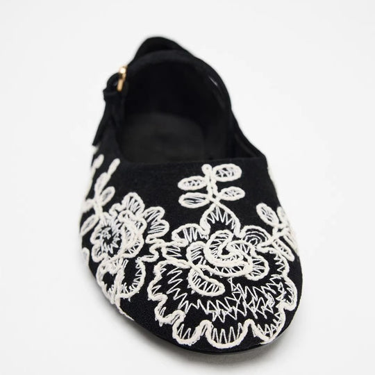 Damen Ballerinas mit verstellbarem Riemendesign und aufwendiger Blumenstickerei EB