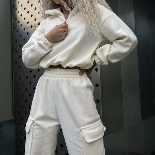 Damen sportlich-elegantes Lounge-Set aus schwerem Baumwollfleece mit Stehkragen, Kängurutasche und Cargo-Beintasche Eichborn Berlin