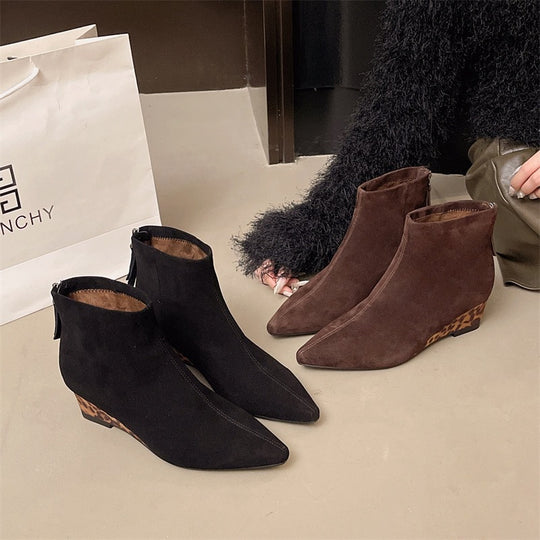 Damen Ankle Boots mit eleganter spitz zulaufender Form und tierischem Akzent EB