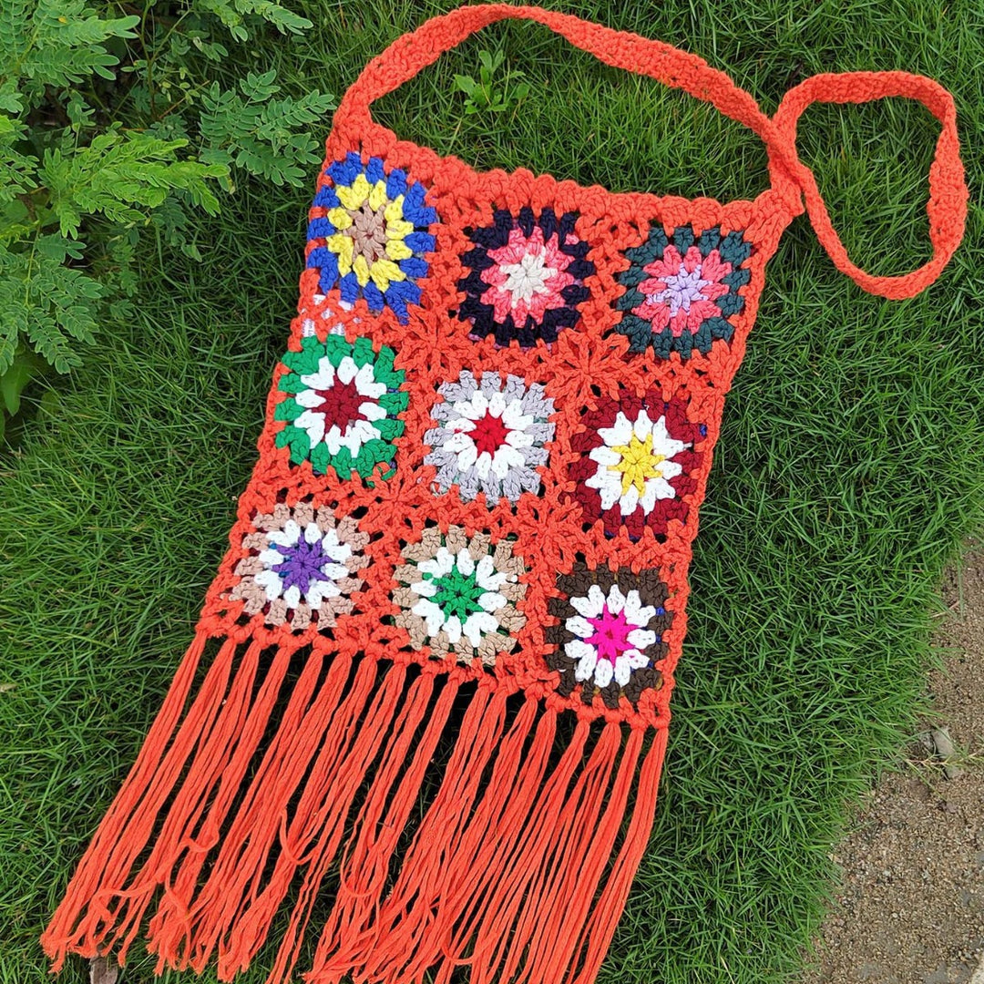 Damen gehäkelte Umhängetasche mit bunten Blumenmustern und Fransen EB