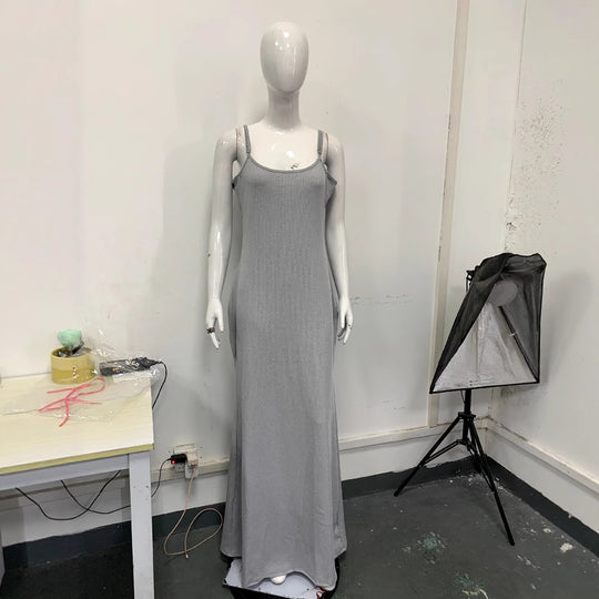Damen Langes Kleid mit schmalen Spaghettiträgern und figurschmeichelndem Schnitt EB