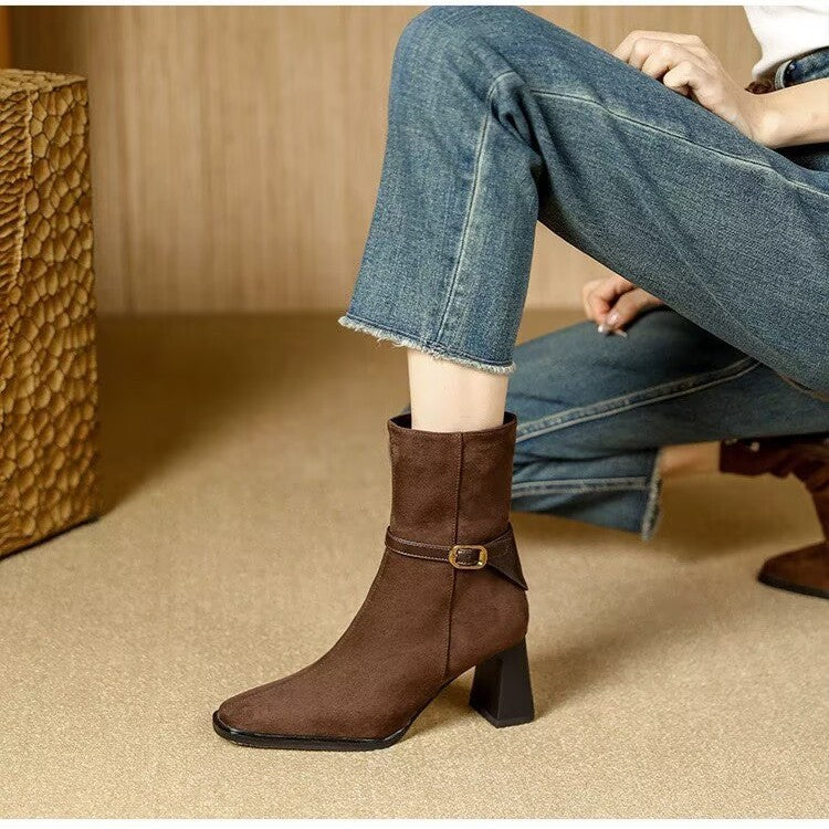 Damen  elegante Veloursleder-Stiefelette mit mittlerem Blockabsatz und dekorativem Schnallenriemen EB