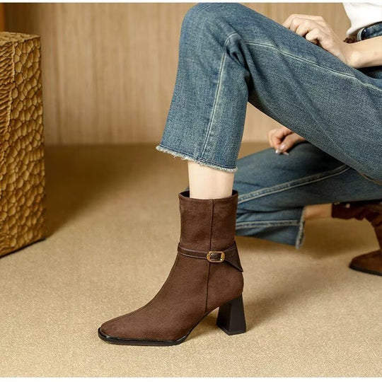 Damen  elegante Veloursleder-Stiefelette mit mittlerem Blockabsatz und dekorativem Schnallenriemen EB