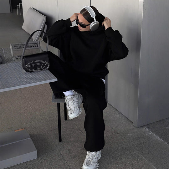 Damen urbanes Oversize-Lounge-Set mit Kapuzenpullover, locker geschnittener High-Waist-Jogginghose und passender Mütze Eichborn Berlin
