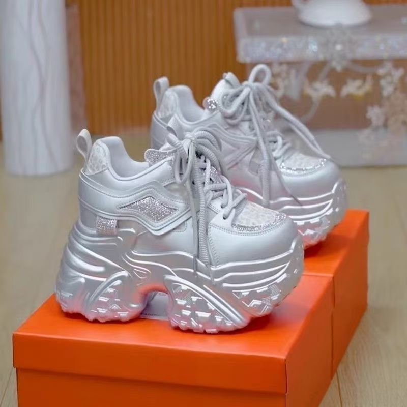 Damen Modische Plateau-Sneaker mit glamourösen Akzenten EB