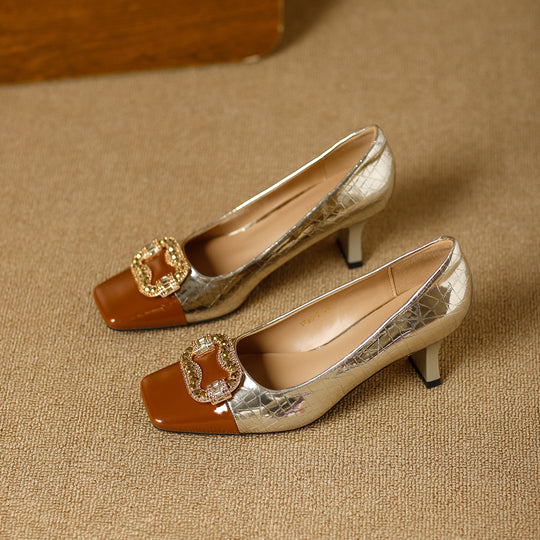 Damen elegante Pumps mit quadratischer Zehenpartie und glanzvollem Schmuckelement EB