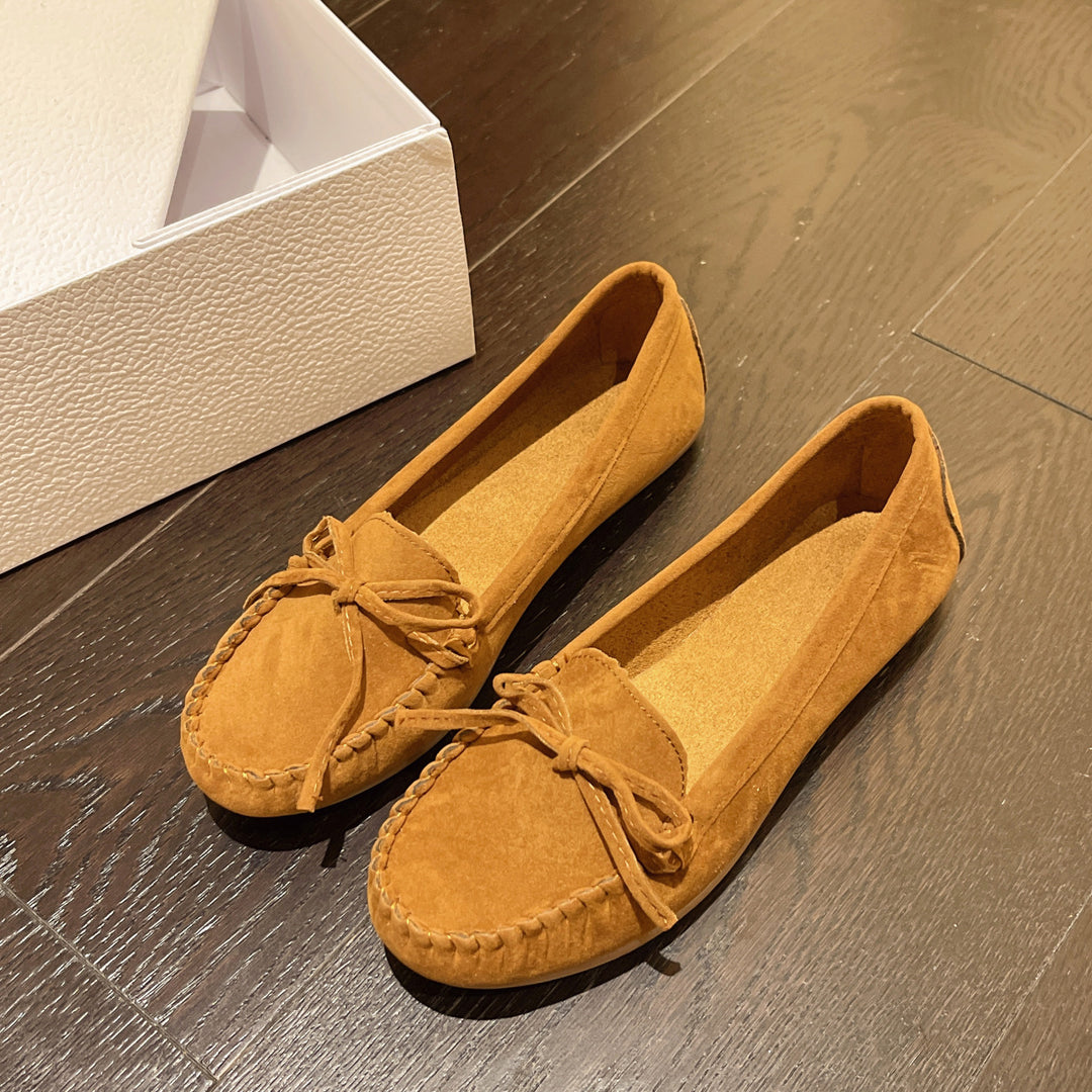 Damen Mokassins aus weichem Veloursleder mit dekorativem Band EB