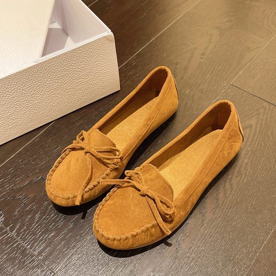 Damen Mokassins aus weichem Veloursleder mit dekorativem Band EB