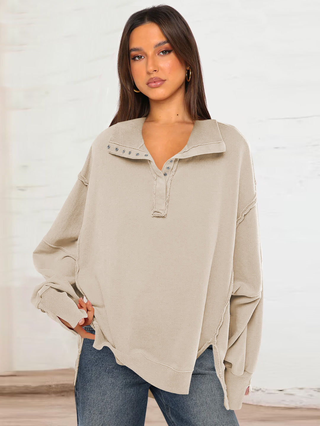 Damen Oversized Sweatshirt mit modischem Kragen und distressed Details EB