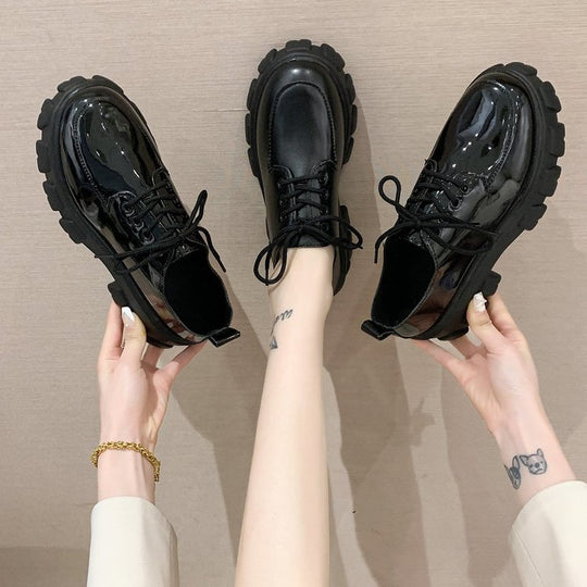 Damen Plateau-Schnürschuhe mit glanzvollem Obermaterial und komfortabler Sohle EB