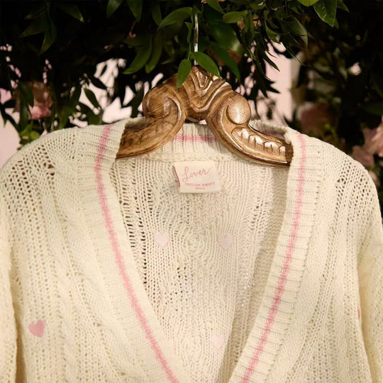 Damen nan grob gestrickter V-Ausschnitt-Cardigan mit Herzapplikationen und dekorativen Herzknöpfen EB