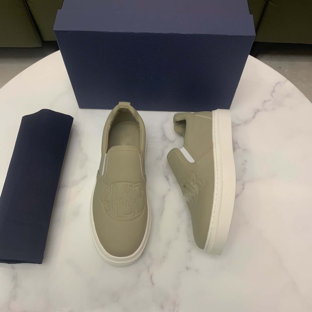 Damen Slip-On Sneakers mit modischem Logo-Detail und rutschfester Sohle EB