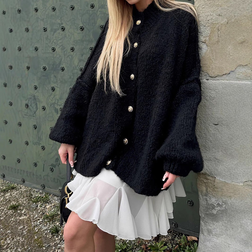 Damen kuscheliger Strickmantel mit voluminösen Ärmeln und goldenen Knopfdetails EB