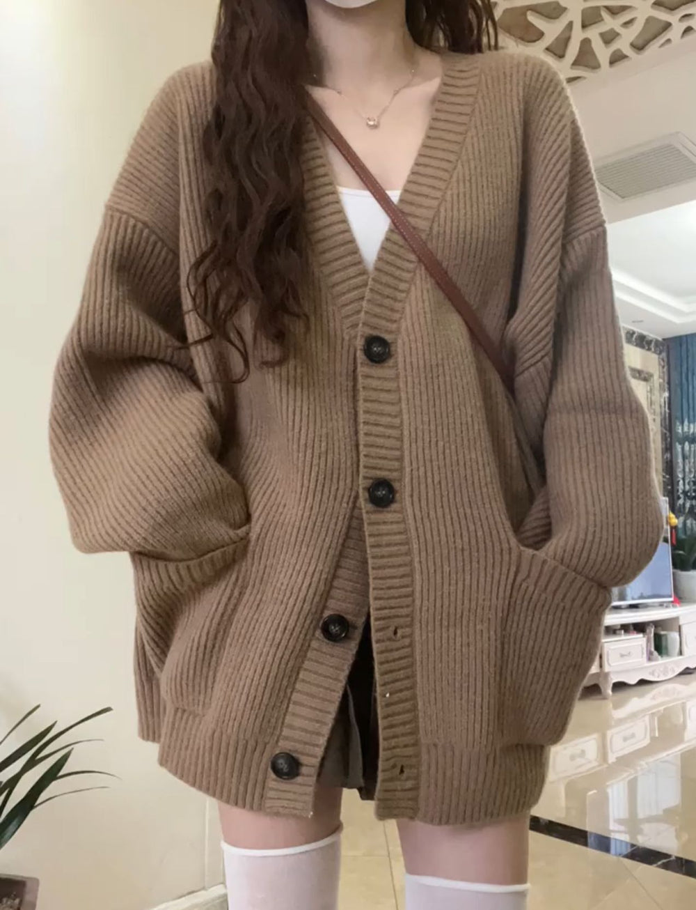 Damen Grobstrickjacke mit großen Taschen und Knopfdetails EB