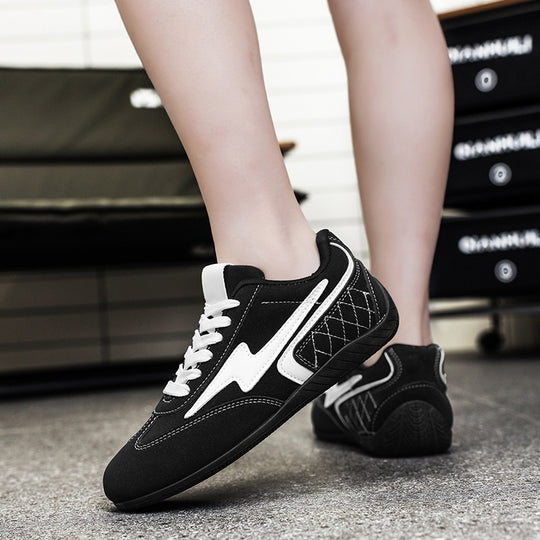 Damen leichte Retro-Skate-Sneaker mit gesteppter Seitenwand, gepolstertem Knöchelkragen und rutschfester Gummilaufsohle EB