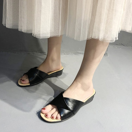 Damen nan komfortable Slipper-Pantolette mit gekreuzten Riemen und leichtem Keilabsatz EB