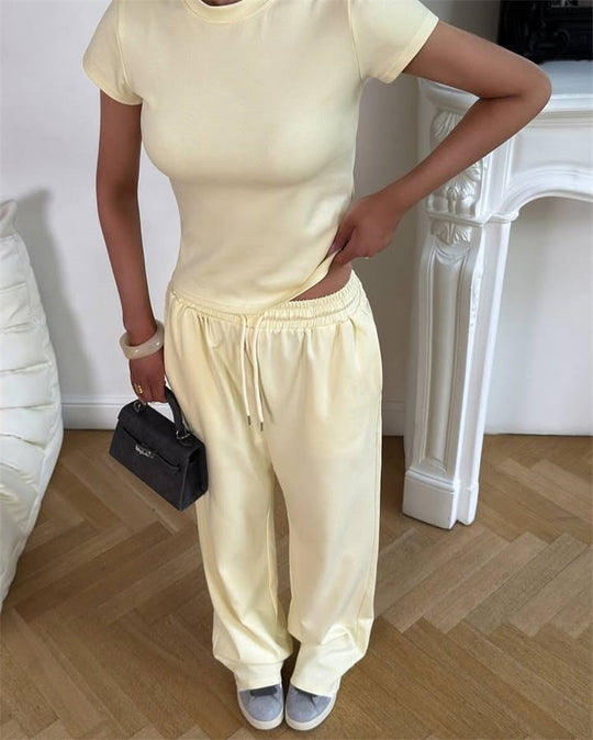 Damen figurnahes Kurzarm-Rippshirt und elastische High-Waist-Loungehose Set Eichborn Berlin