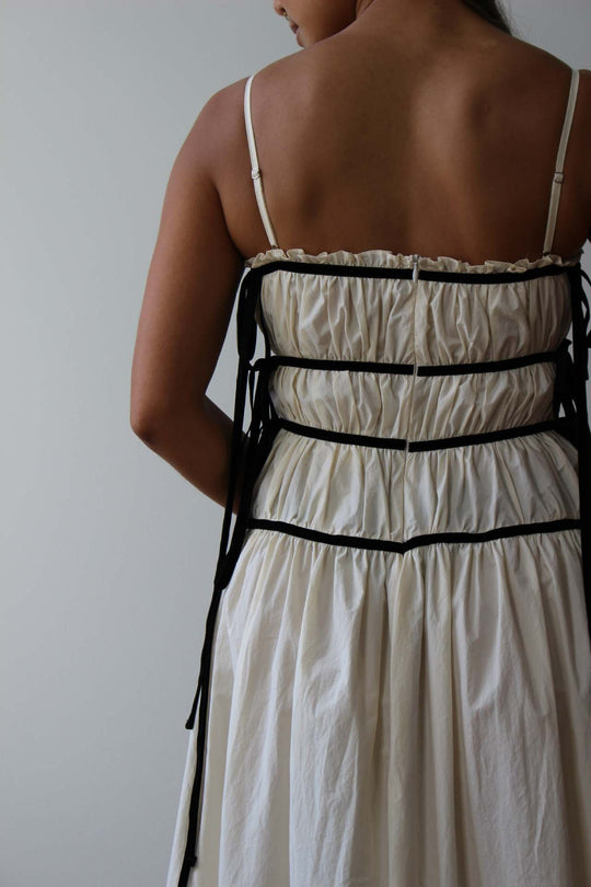 Damen Maxikleid mit verspieltem Rüschendesign und verstellbaren Trägern EB