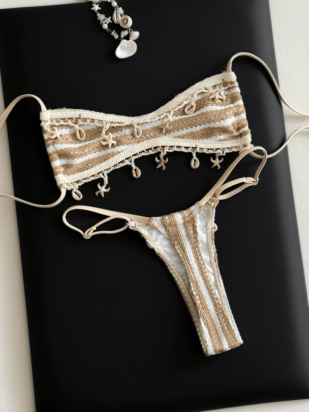 Damen Bandeau-Bikini mit einzigartigen Verzierungen EB