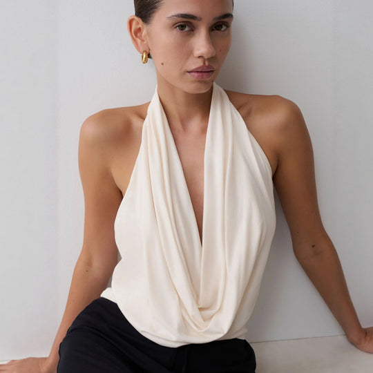 Damen Elegantes Halterneck-Top mit fließendem Stoff und tiefem Ausschnitt EB