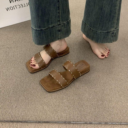 Damen modische Riemchen-Pantoletten mit eleganten Nietenakzenten und komfortablem Fußbett EB