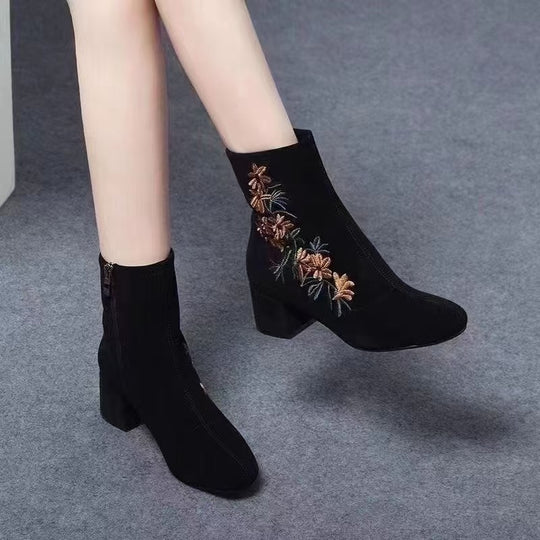 Damen Elegante Stiefeletten mit floraler Stickerei und modischem Blockabsatz EB