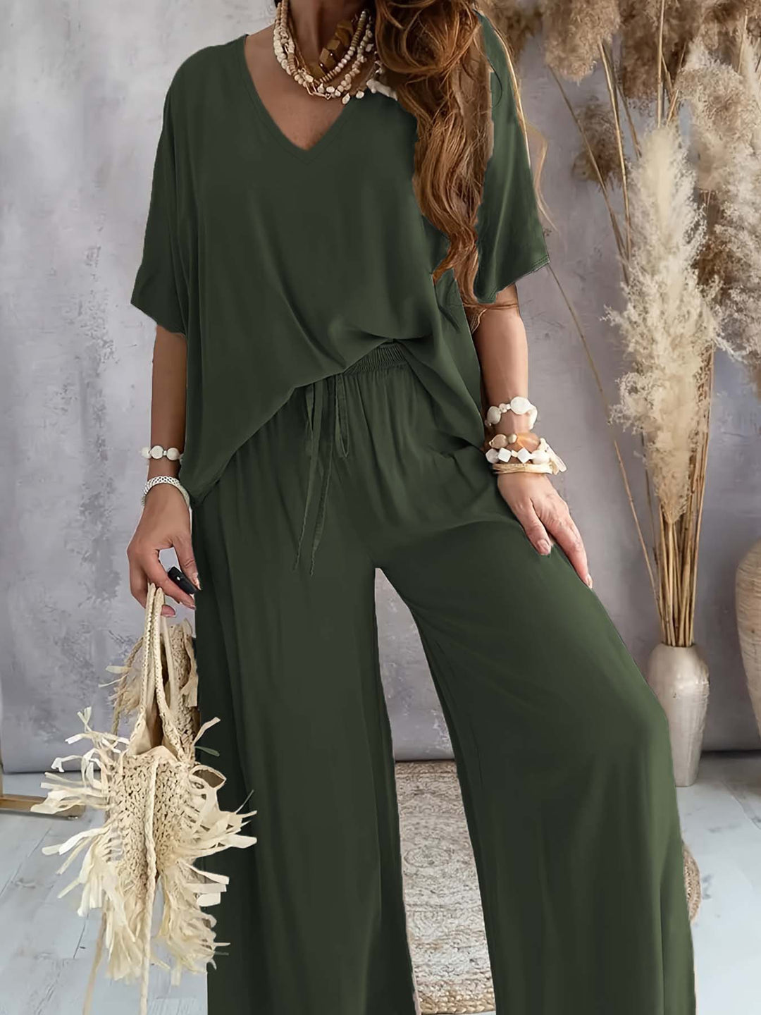 Damen Lässiges Freizeitoutfit bestehend aus lockerem Oberteil und weiten Hosen EB
