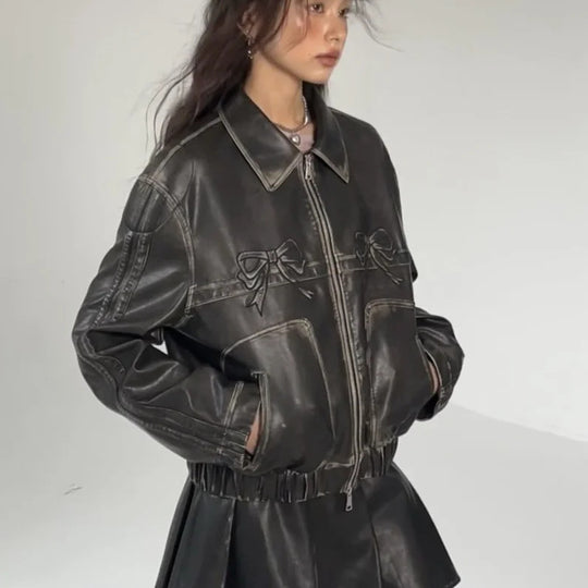 Damen Modische Kunstlederjacke mit dekorativen Schleifen und sportlichen Streifen EB
