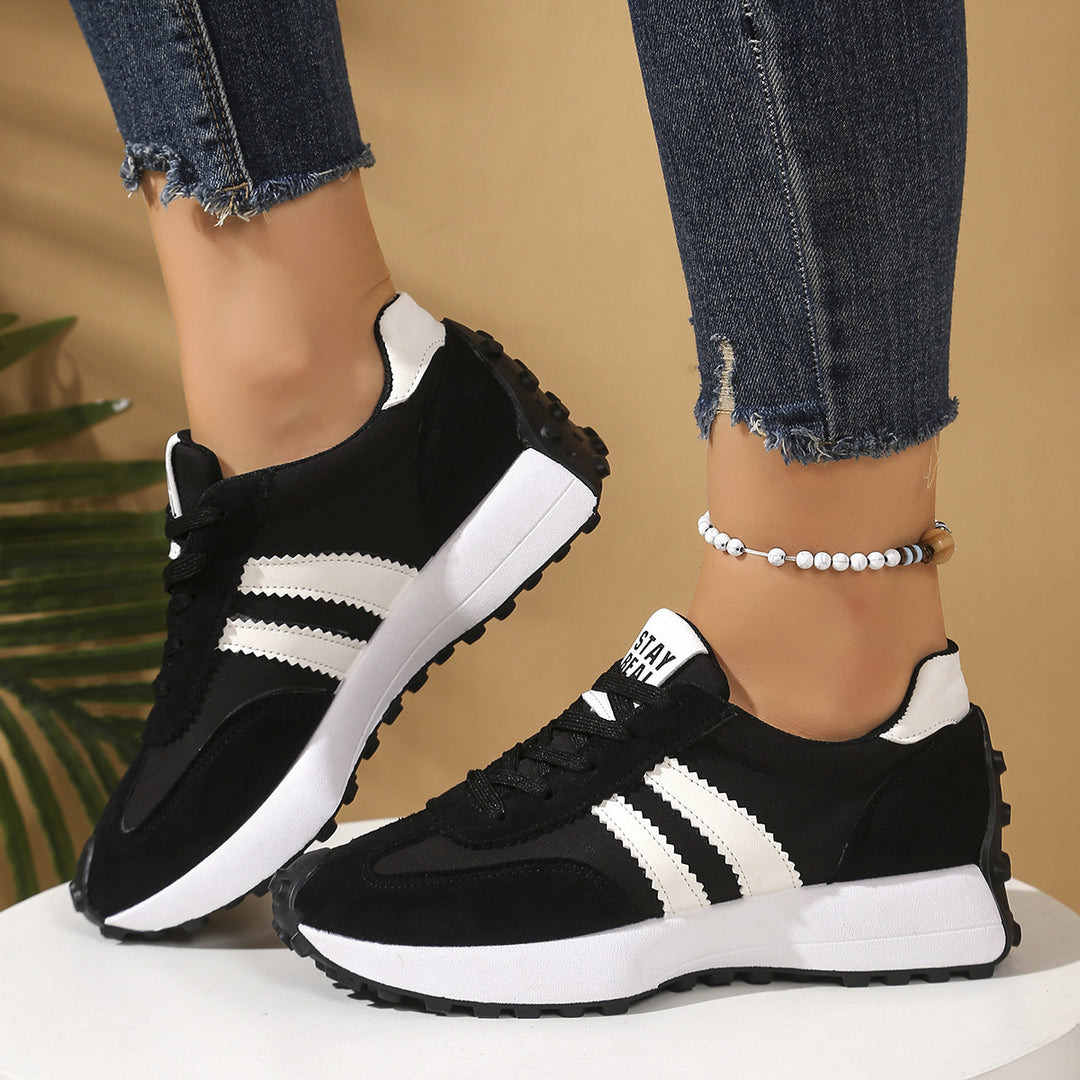 Damen Retro-Sneaker mit profilierter Gummisohle und dekorativen Zierstreifen EB