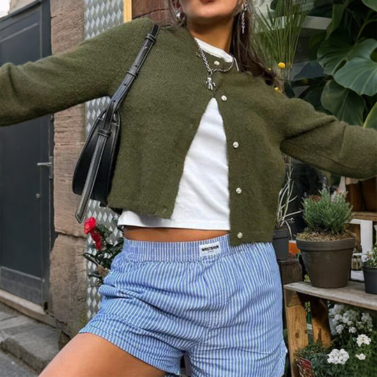 Damen nan kuschelige Kurzstrickjacke mit Perlmuttknöpfen und lässiger Oversize-Passform EB