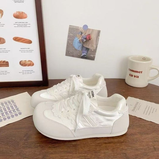 Damen Sneakers mit verspieltem Spitzendetail und atmungsaktiver Obermaterialstruktur EB