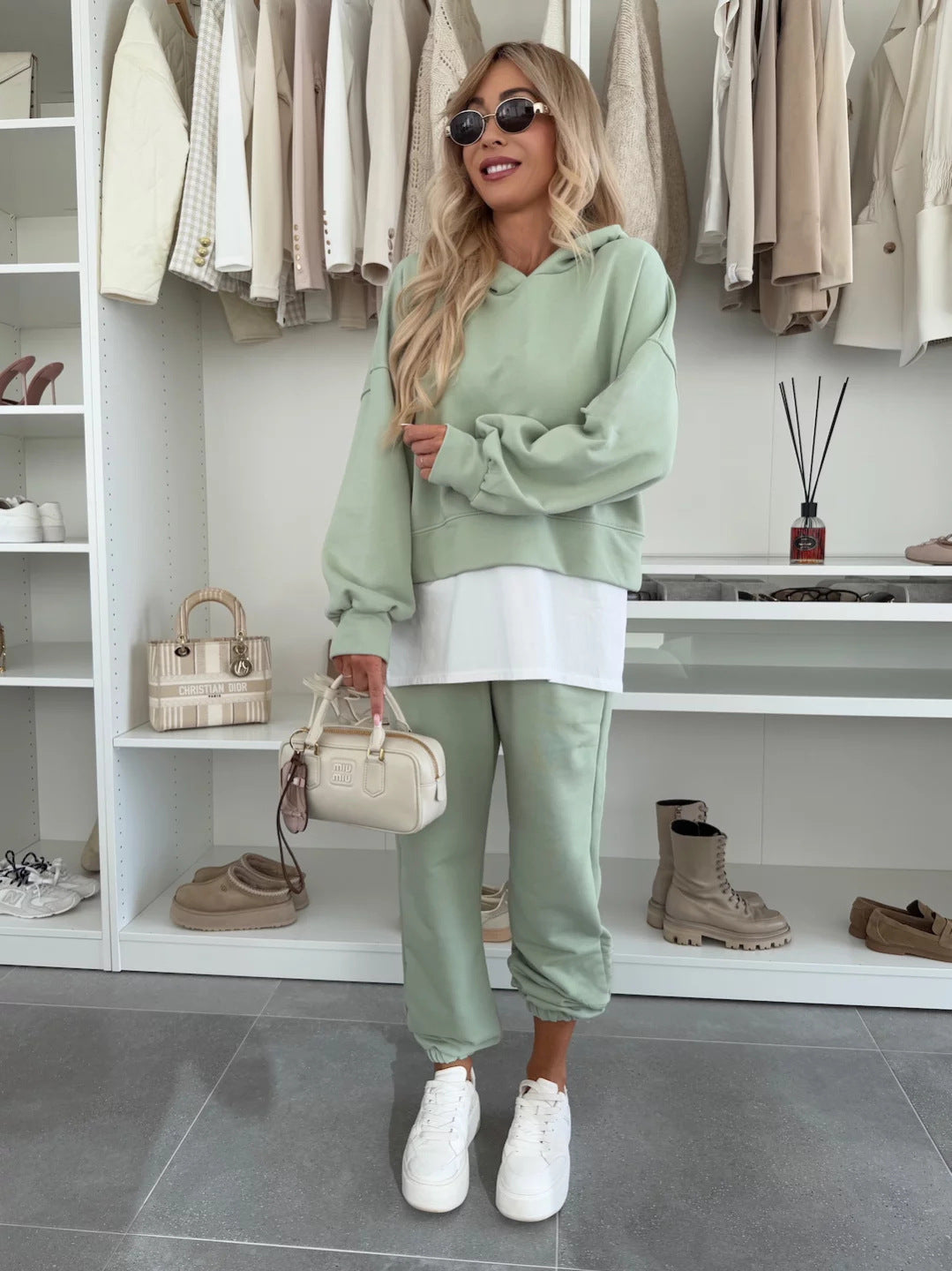 Damen Cropped-Hoodie-Lounge-Set mit asymmetrischem Saum, voluminösen Raglanärmeln und gekrempelter Jogginghose Eichborn Berlin