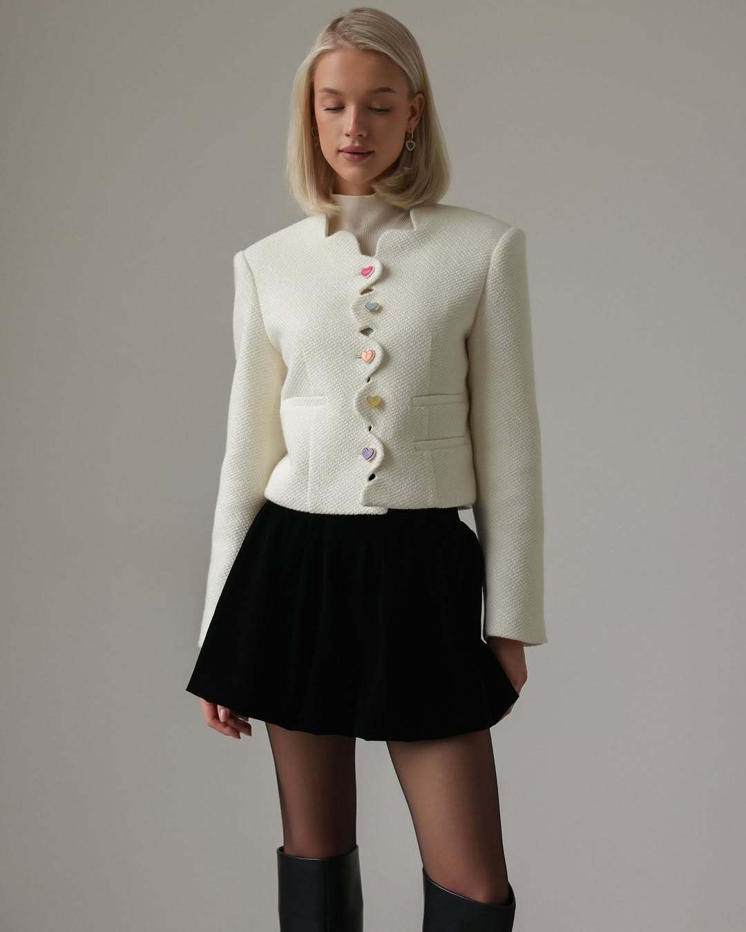 Damen Figurbetonte Jacke mit einzigartigem Knopfdesign EB