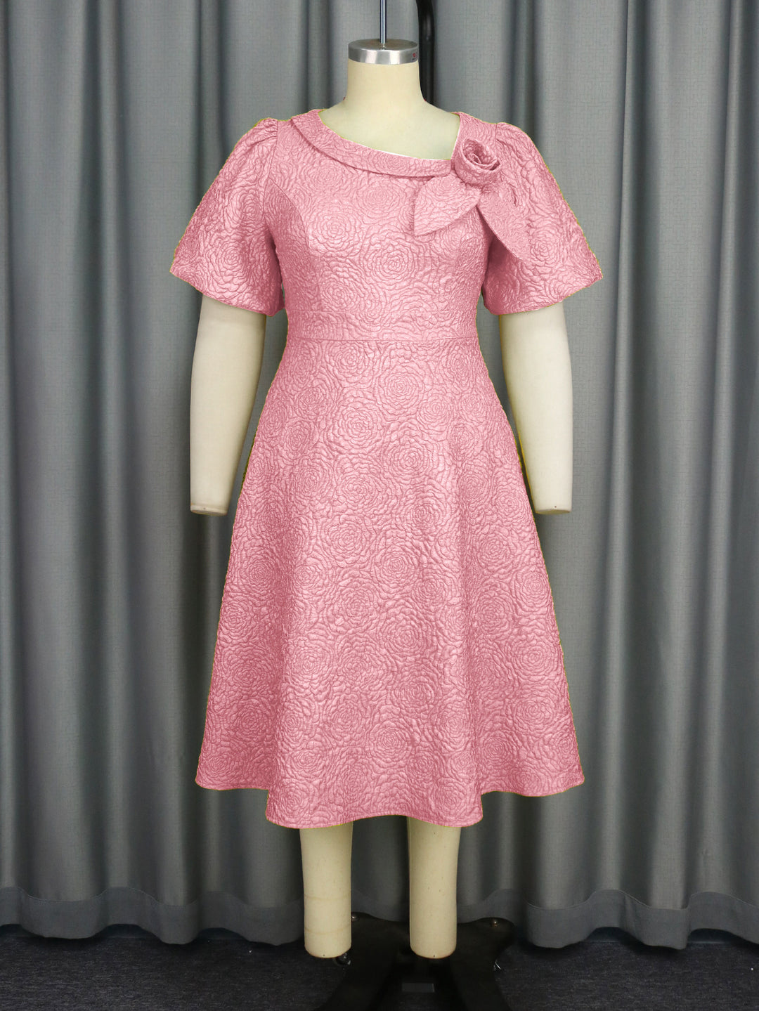 Damen Elegantes Kleid mit strukturierter Blumenapplikation EB