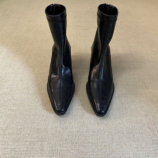 Damen Stiefeletten mit spitz zulaufendem Design und elegantem Blockabsatz EB