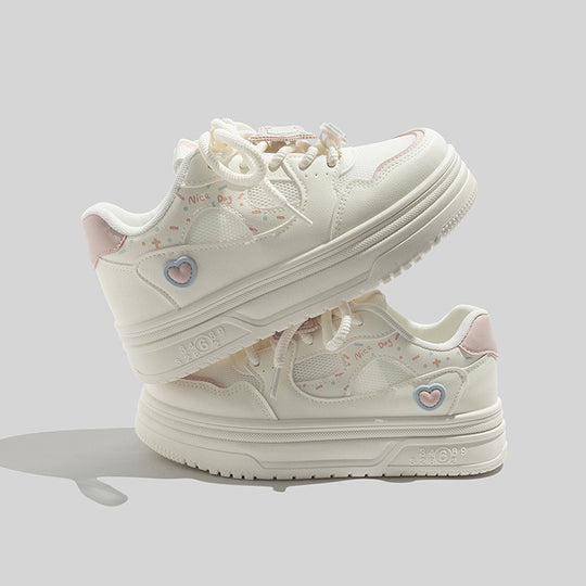 Damen Sneakers mit verspieltem Herzen-Motiv und atmungsaktiver Oberflächenstruktur EB