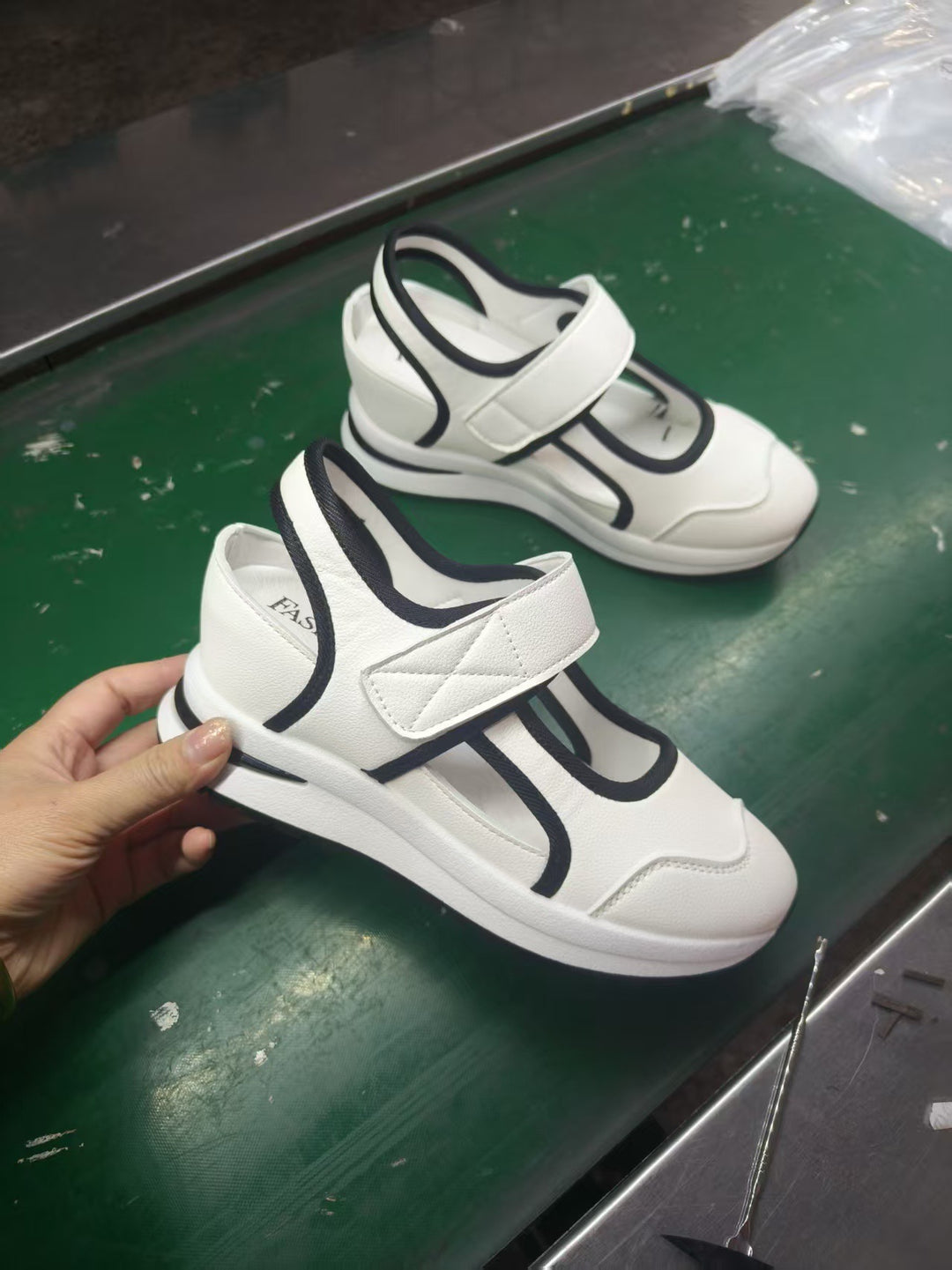 Damen Sportliche Komfortsandalen mit verstellbaren Klettverschlüssen und atmungsaktiver Sohle EB