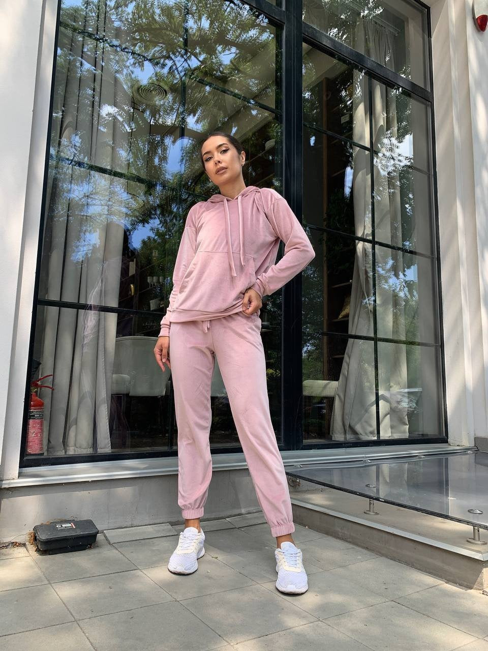 Damen Samt-Loungewear-Set mit kurz geschnittener Kapuzenjacke und Kordelzug-Jogginghose EB