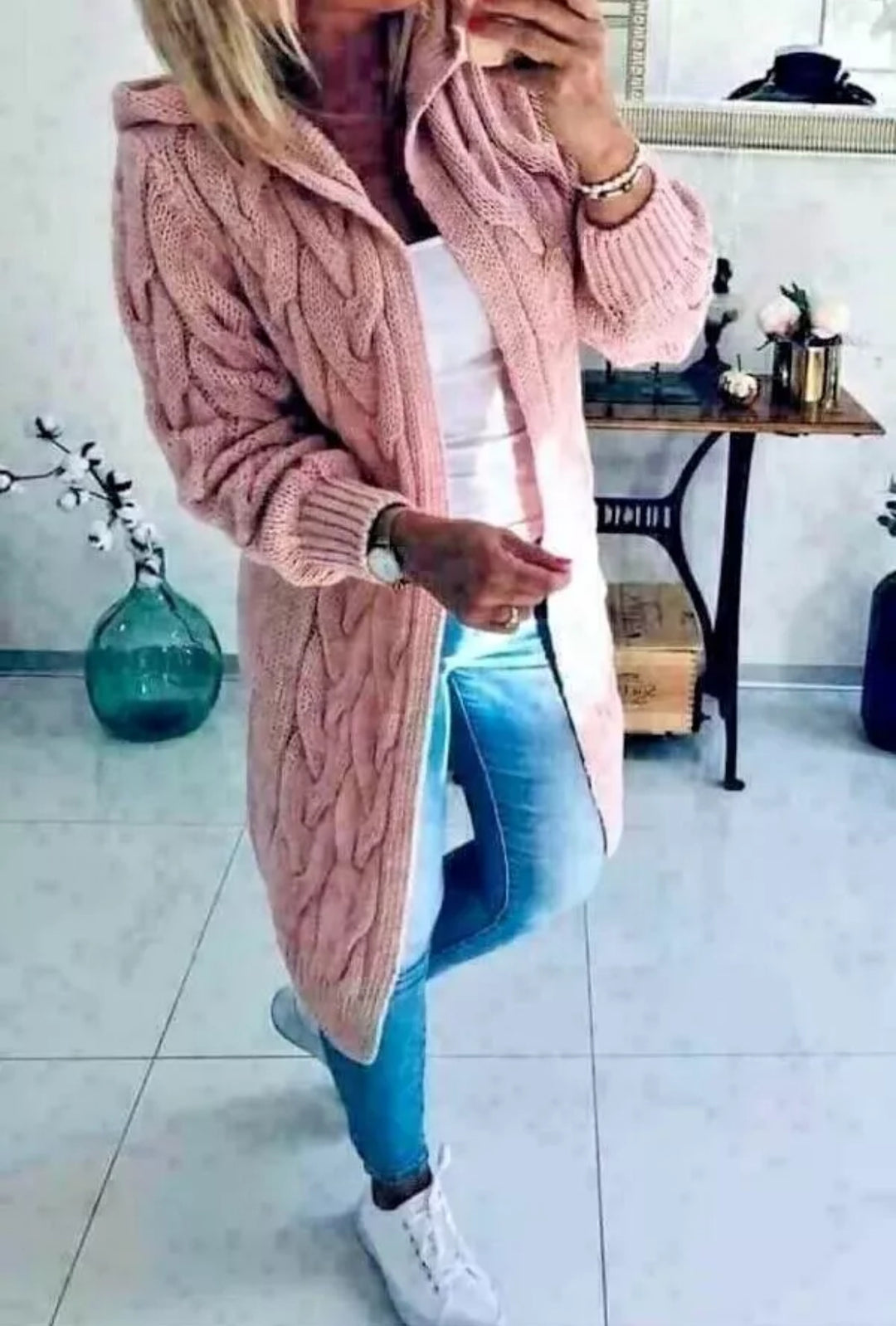 Damen Strickjacke mit tiefen Taschen und kunstvollem Zopfdesign EB