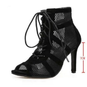 Damen Peep-Toe Stiefeletten aus atmungsaktivem Netzmaterial mit eleganten Schnürdetails EB